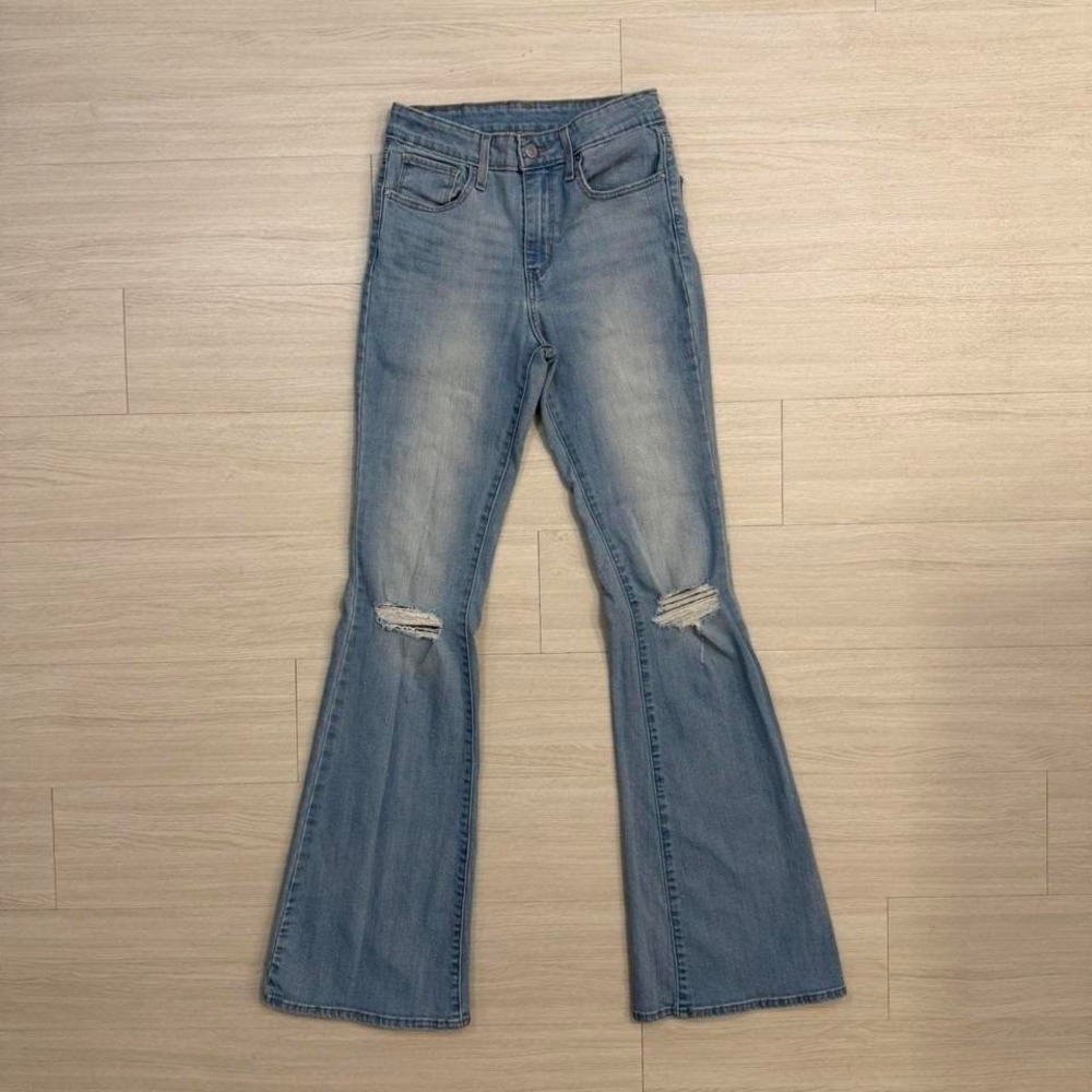 Levi's Woman's Light Wash High Rise Flare Jeans Size 27 Distressed